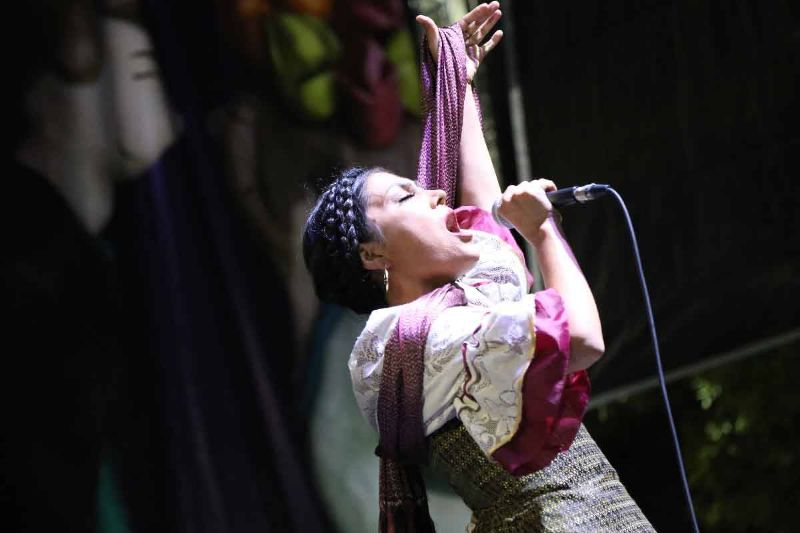 Rocío Vega cantando en Xochimilco