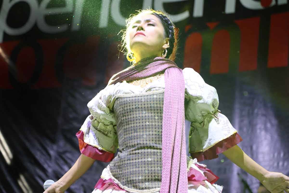 Rocío Vega cantando con mariachi