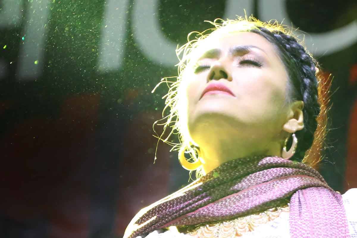 Rocío Vega cantando en Xochimilco