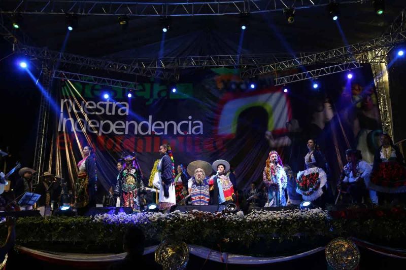 Rocío Vega cantando en Xochimilco