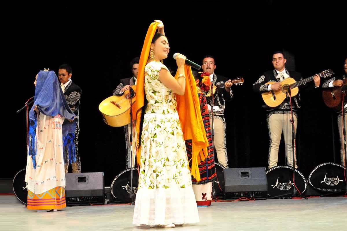 Rocío Vega cantando con mariachi