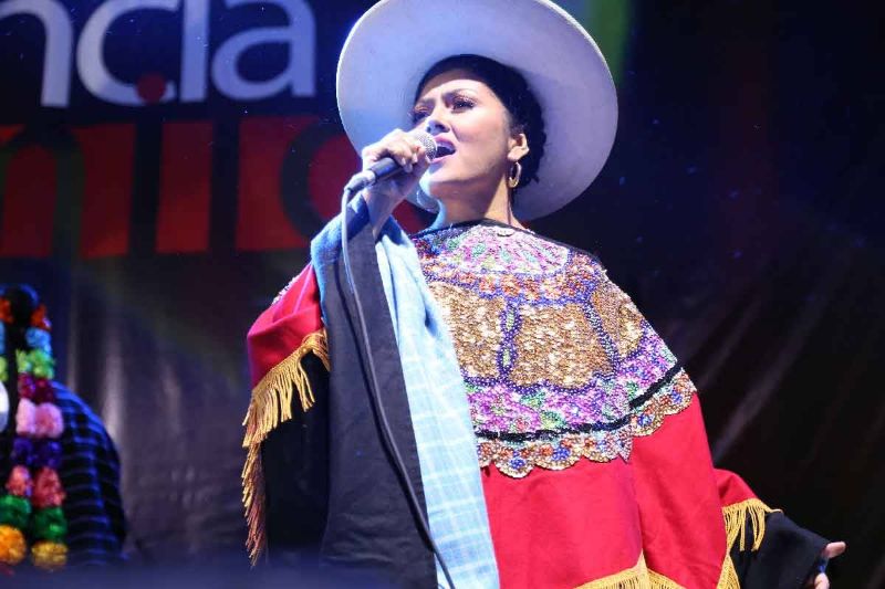 Rocío Vega con sombrero blanco traje típico