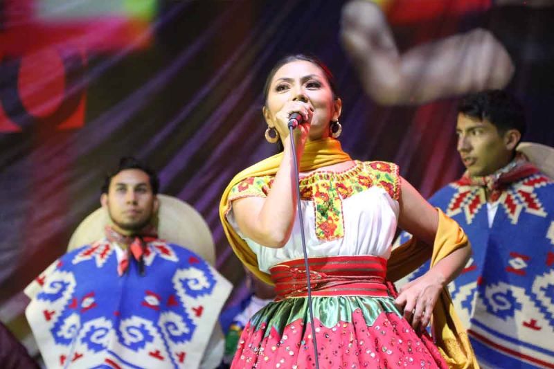 Rocío Vega con sombrero blanco traje típico